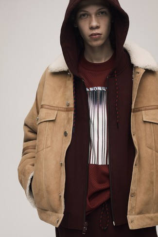 Comment porter une veste en peau de mouton retournée marron clair quand il fait froid