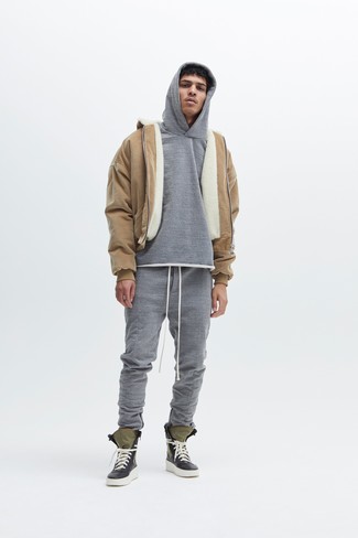 Comment porter une veste en peau de mouton retournée marron clair quand il fait froid