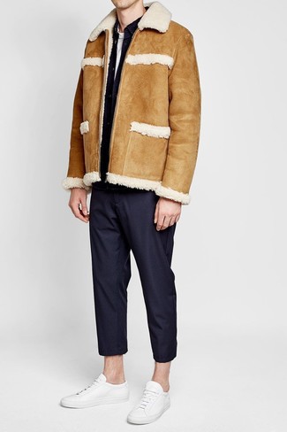 Comment porter une veste en peau de mouton retournée marron clair pour un style chic decontractés
