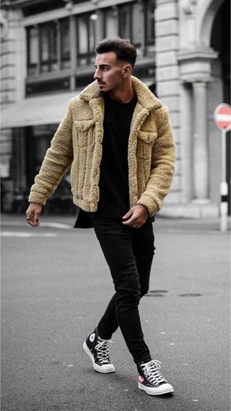 Comment porter une veste en peau de mouton retournée marron clair quand il fait froid