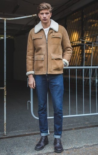 Comment porter une veste en peau de mouton retournée marron clair quand il fait froid