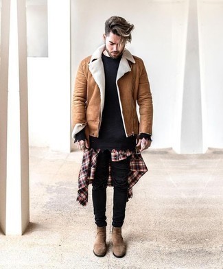 Comment porter une veste en peau de mouton retournée marron clair quand il fait froid