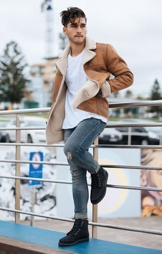 Comment porter une veste en peau de mouton retournée marron clair quand il fait froid