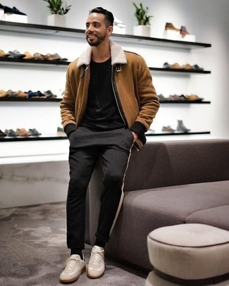 Comment porter une veste en peau de mouton retournée marron clair pour un style decontractés quand il fait froid
