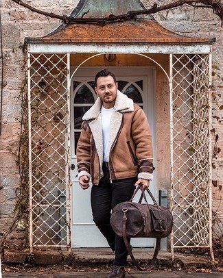 Comment porter une veste en peau de mouton retournée marron clair quand il fait froid