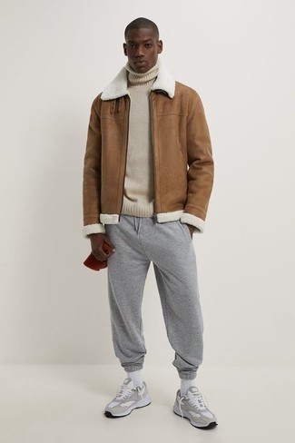 Comment porter une veste en peau de mouton retournée marron clair quand il fait froid