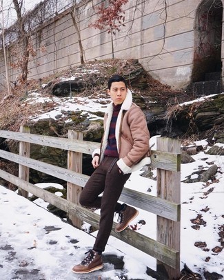 Comment porter une veste en peau de mouton retournée marron clair pour un style decontractés quand il fait froid