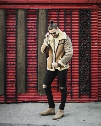Comment porter une veste en peau de mouton retournée marron clair pour un style decontractés quand il fait froid
