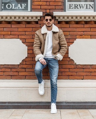 Comment porter une veste en peau de mouton retournée marron clair pour un style decontractés quand il fait froid