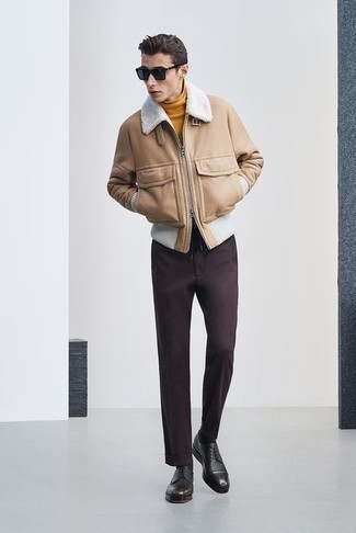 Comment porter une veste en peau de mouton retournée marron clair pour un style chic decontractés
