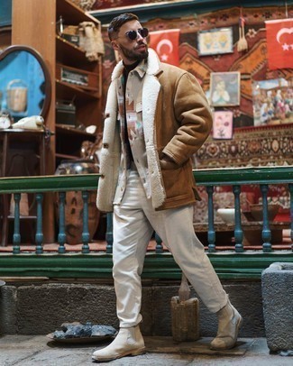 Comment porter une veste en peau de mouton retournée marron clair pour un style chic decontractés