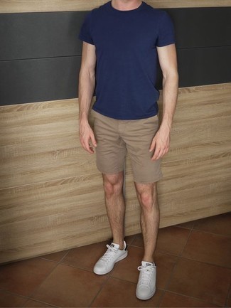 Comment porter un short marron clair