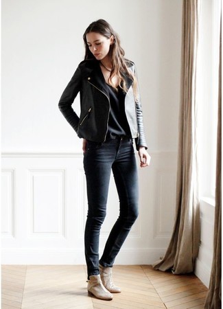 Comment porter des bottines en daim marron clair