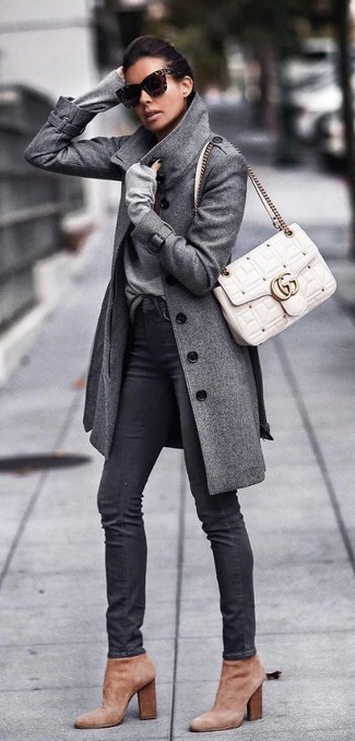 Comment porter des bottines en daim marron clair