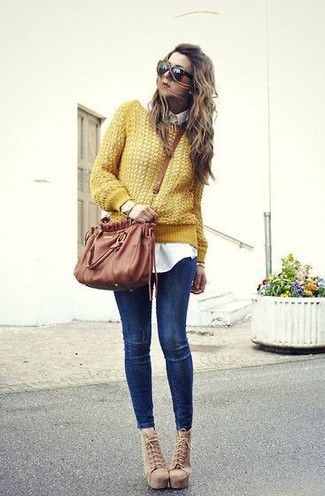 Comment porter des bottines en daim marron clair