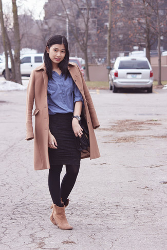 Comment porter des bottines en daim marron clair