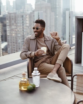 Comment porter des espadrilles en daim marron clair