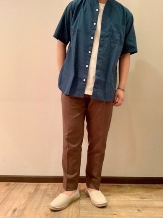 Comment porter des espadrilles en daim marron clair