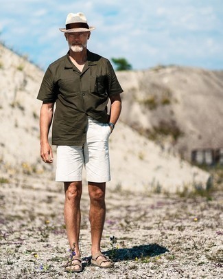 Comment porter des sandales en daim marron clair en été