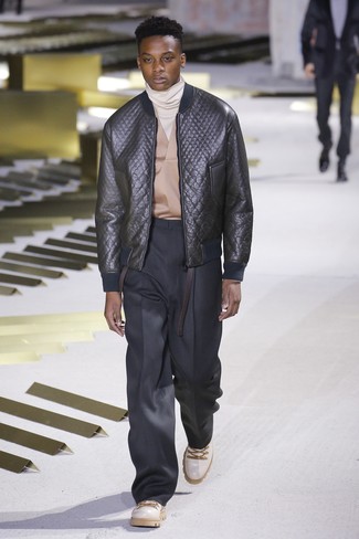 Un blouson aviateur à porter avec un pull à col roulé marron clair