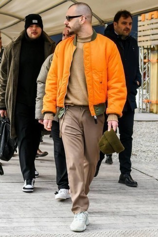 Un blouson aviateur à porter avec un pull à col roulé marron clair
