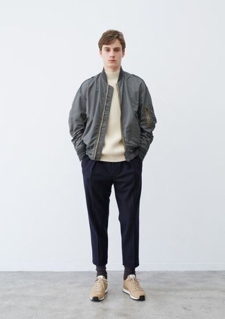 Un blouson aviateur à porter avec un pull à col roulé marron clair