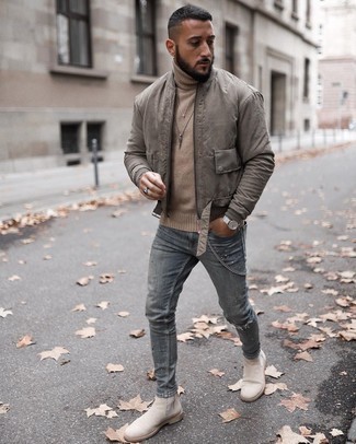 Un blouson aviateur à porter avec un pull à col roulé marron clair