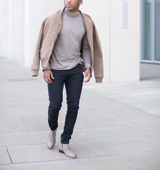 Un blouson aviateur à porter avec un pull à col roulé marron clair