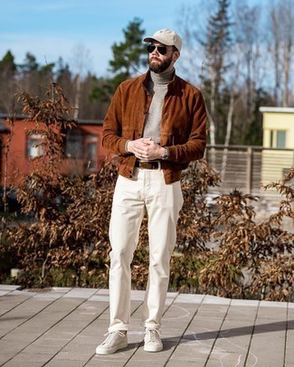 Un blouson aviateur à porter avec un pull à col roulé marron clair