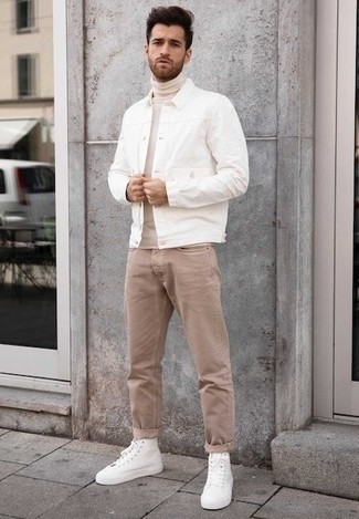 Des baskets montantes à porter avec un pull à col roulé marron clair