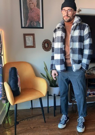 Des baskets montantes à porter avec un pull à col roulé marron clair