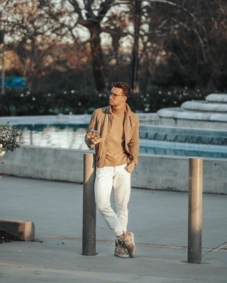 Des baskets montantes à porter avec un pull à col roulé marron clair