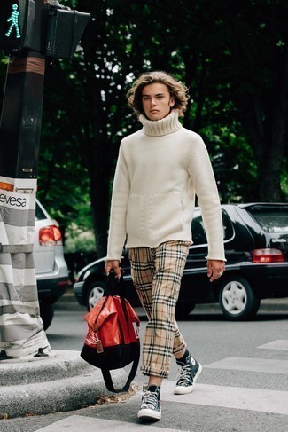 Des baskets montantes à porter avec un pull à col roulé marron clair