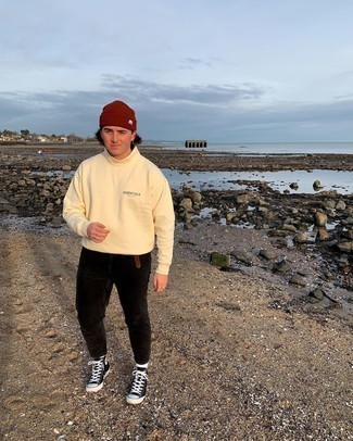 Des baskets montantes à porter avec un pull à col roulé marron clair