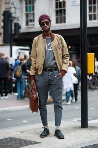 Comment porter une veste universitaire marron clair quand il fait chaud