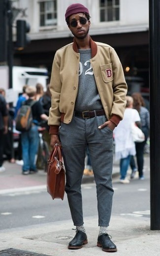 Comment porter une veste universitaire marron clair quand il fait chaud