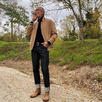 Comment porter une veste universitaire marron clair quand il fait chaud