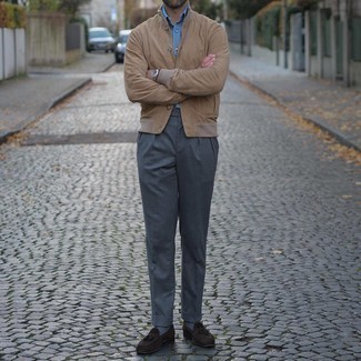 Comment porter une veste universitaire marron clair quand il fait chaud