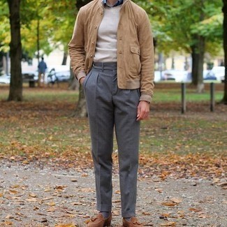 Comment porter une veste universitaire marron clair quand il fait chaud