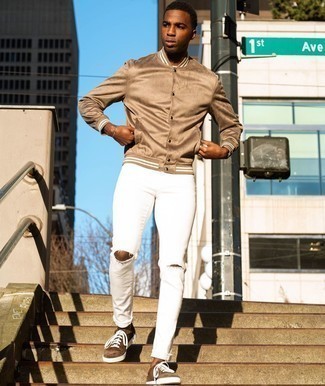 Comment porter une veste universitaire marron clair quand il fait chaud