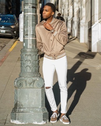 Comment porter une veste universitaire marron clair quand il fait chaud