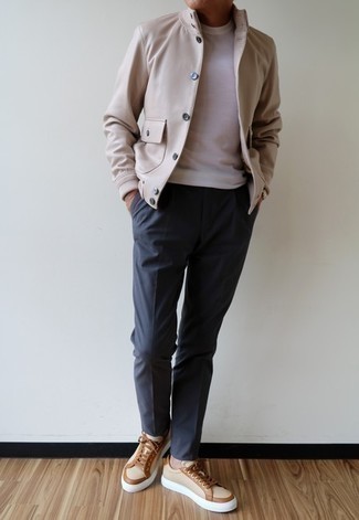 Comment porter une veste universitaire marron clair quand il fait chaud