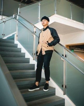 Comment porter une veste universitaire marron clair quand il fait chaud