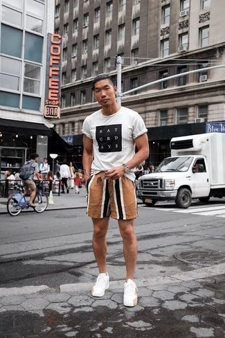 Comment porter un short à rayures verticales marron clair