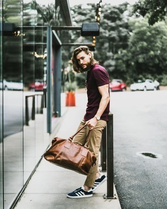 Comment porter une montre marron clair quand il fait très chaud