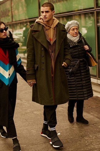 Comment porter une veste en laine marron clair pour un style decontractés quand il fait froid