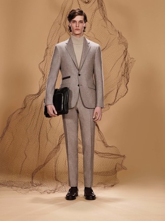 Comment porter un costume en laine marron clair