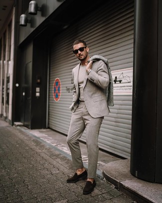 Comment porter un costume en laine marron clair