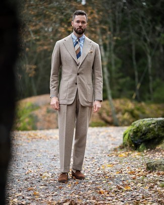 Comment porter un costume en laine marron clair
