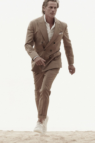 Comment porter un costume en laine marron clair